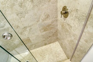 シャワー、ヘアドライヤー、タオル、石鹸