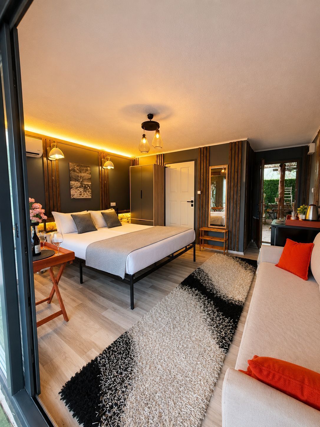 Habitación de lujo | Ropa de cama de alta calidad, edredones de plumas, minibar y escritorio