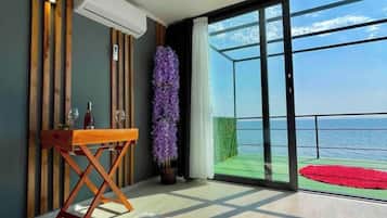 Ropa de cama de alta calidad, cubrecamas y minibar