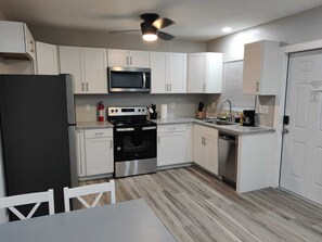 Kjøleskap, mikrobølgeovn, ovn og kokeplater