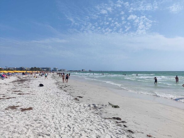 Solsenger og strandhåndklær