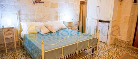 1 bedroom, travel cot, WiFi, bed sheets