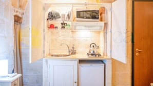 Coffee/tea maker, fridge, microwave, stovetop
