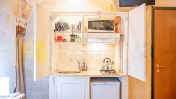 Kühlschrank, Mikrowelle, Herdplatte, Wasserkocher mit Kaffee-/Teezubehör