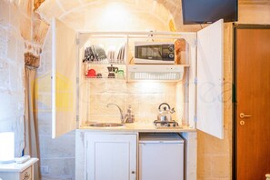 Fridge, microwave, stovetop, coffee/tea maker