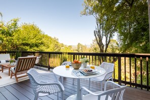 Outdoor dining - Mill Valley Home Near Muir Woods Redwoods Beaches San Francisco and Wine Country (Mill Valley)