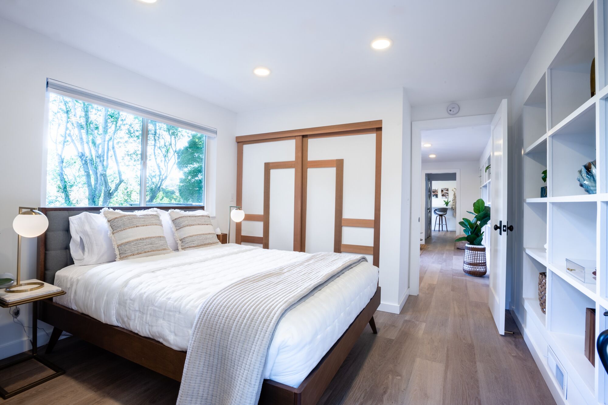 4 chambres, bureau, fer et planche à repasser, lit parapluie