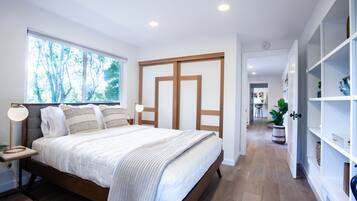 4 chambres, bureau, fer et planche Ă repasser, lit parapluie