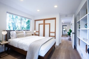 4 bedrooms, desk, iron/ironing board, travel crib