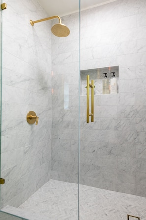 Ducha, bañera de hidromasaje, secador de pelo, toallas