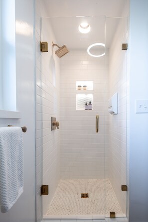 Shower, jetted bath, hair dryer, towels - Mill Valley Home Near Muir Woods Redwoods Beaches San Francisco and Wine Country (Mill Valley)