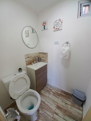 Classic Cabin | Bathroom | Shower, towels