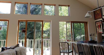 Mountain View 2 Bed/ 2.5 Bath Cottage In-Town, Hot Tub, extra bed Shepherd's Hut