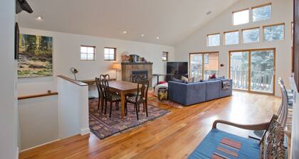 Mountain View 2 Bed/ 2.5 Bath Cottage In-Town, Hot Tub, extra bed Shepherd's Hut