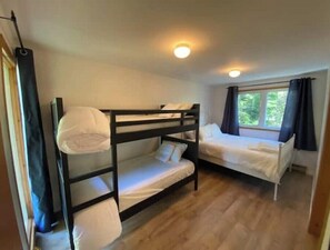 4 bedrooms, desk, travel cot, free WiFi