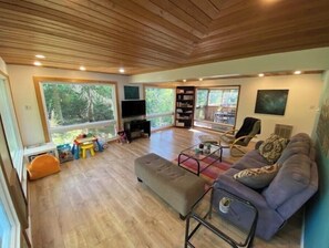 Smart TV, fireplace, DVD player, table tennis