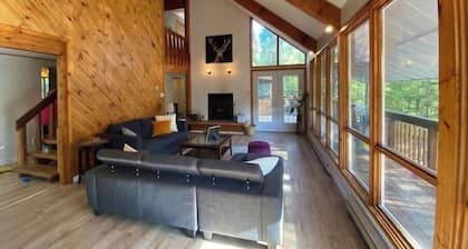 Beautiful cottage w/firepit, pool and a river in the property