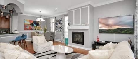 Smart TV, chimenea y monitor de computadora