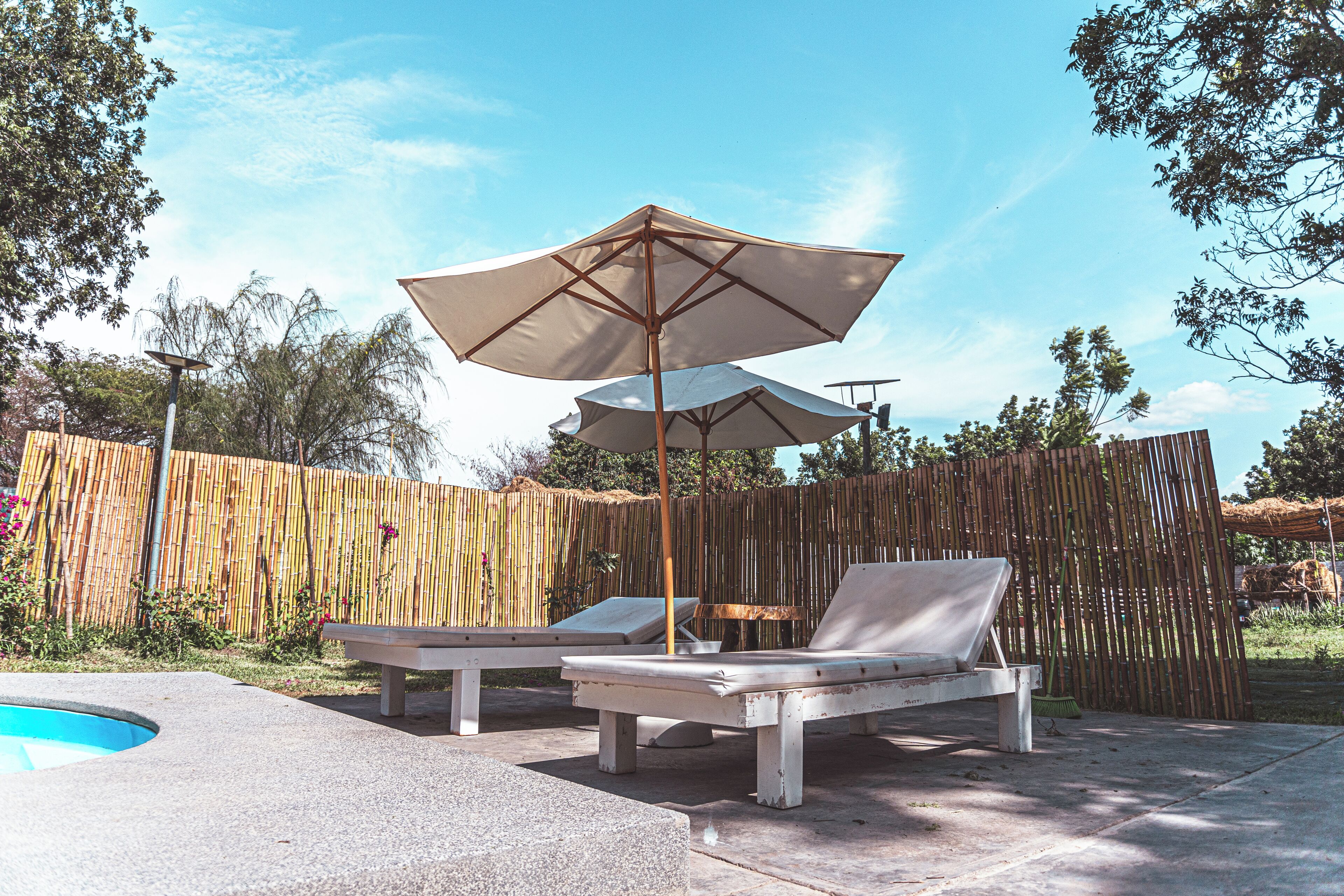 حمّام سباحة خارجي، مظلات على حمّام السباحة، مقاعد للتشمس