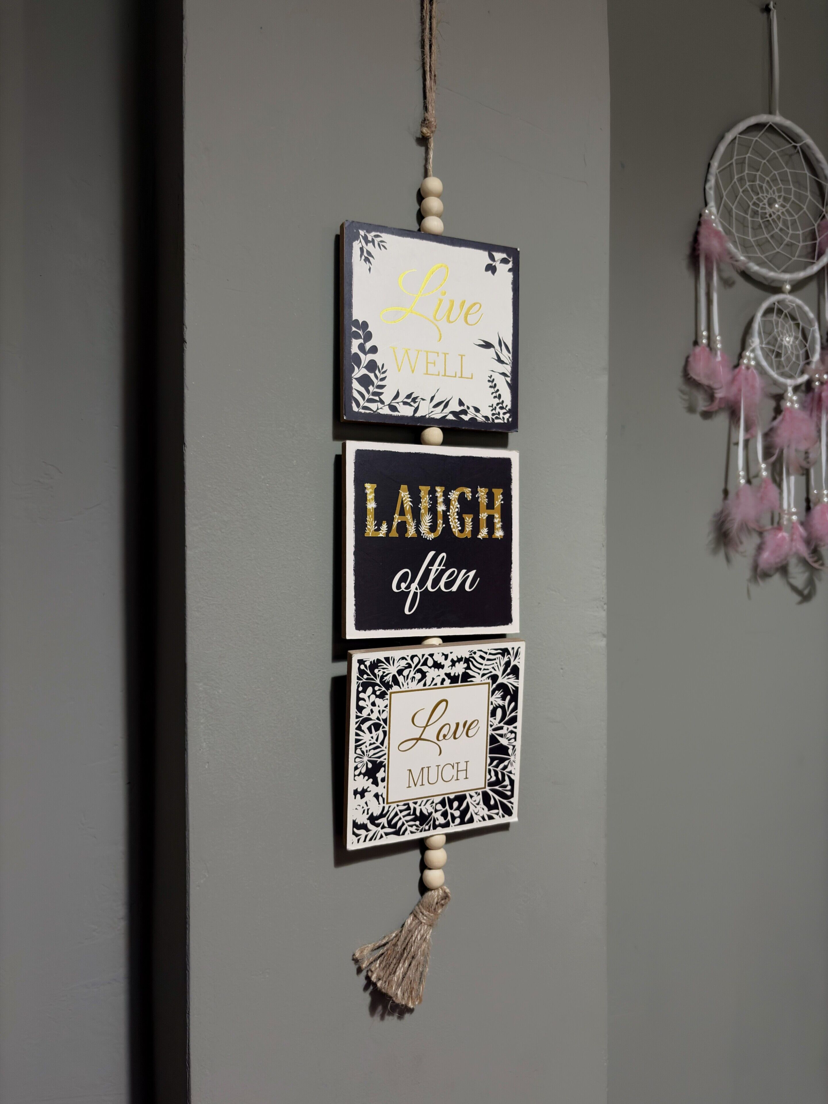 Un élément de décoration murale orné de phrases inspirantes.