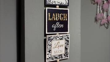 Un élément de décoration murale orné de phrases inspirantes.