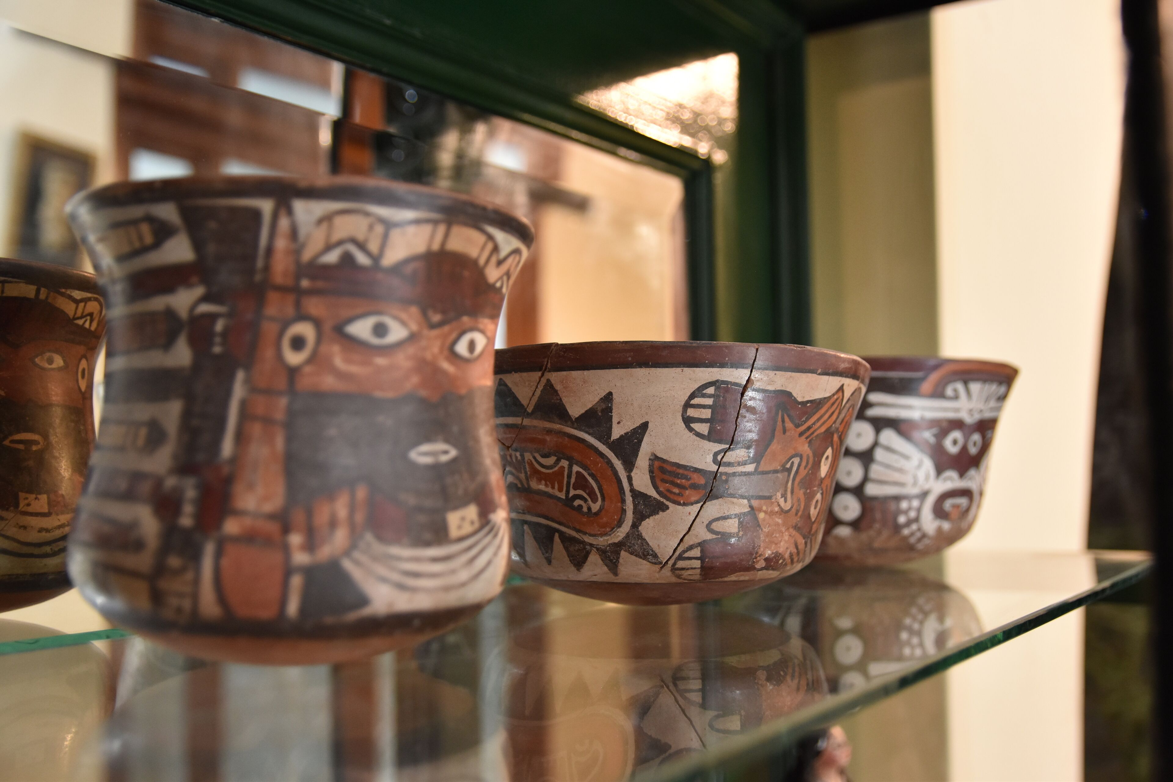 Exposição de cerâmica com desenhos detalhados.