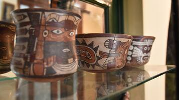 Exposição de cerâmica com desenhos detalhados.