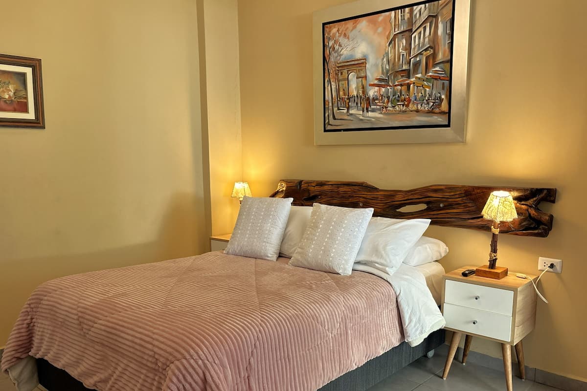 Dobbeltrom – standard, hageutsikt, 1. etasje | Individuelt dekorert, individuelt innredet og blendingsgardiner