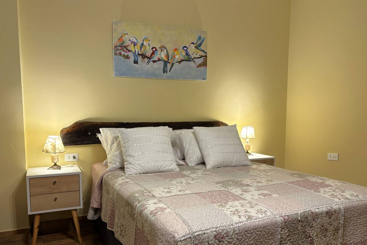 Tremannsrom – standard | Individuelt dekorert, individuelt innredet og blendingsgardiner