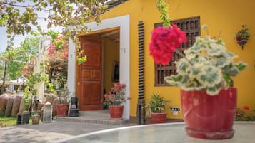 Vista frontal de la propiedad