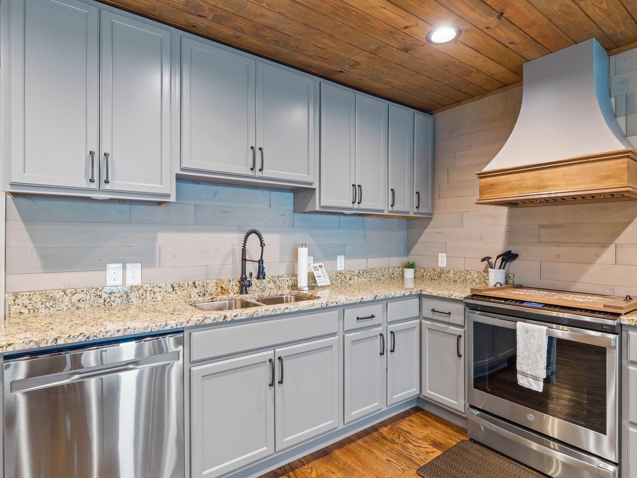 Breathtaking Lake Front Home, Perfect for events and families!