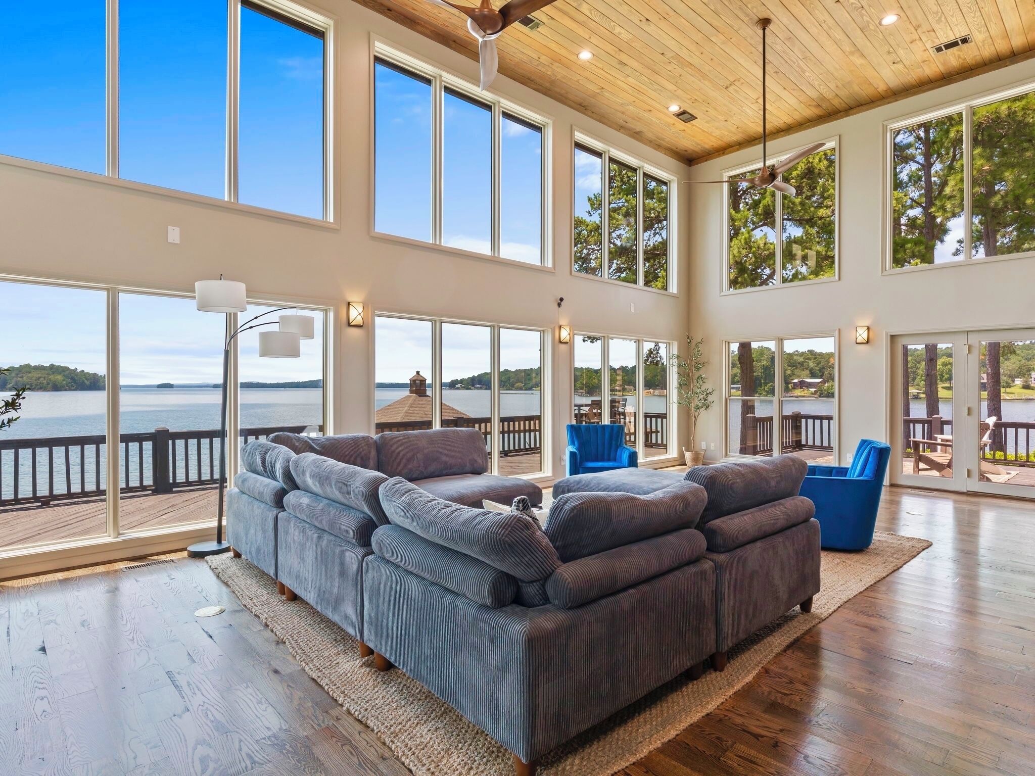 Breathtaking Lake Front Home, Perfect for events and families!