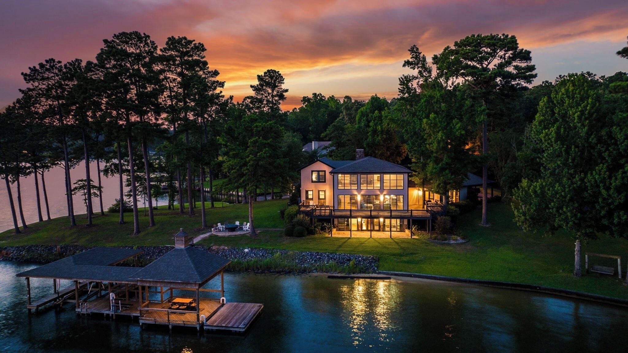 Breathtaking Lake Front Home, Perfect for events and families!