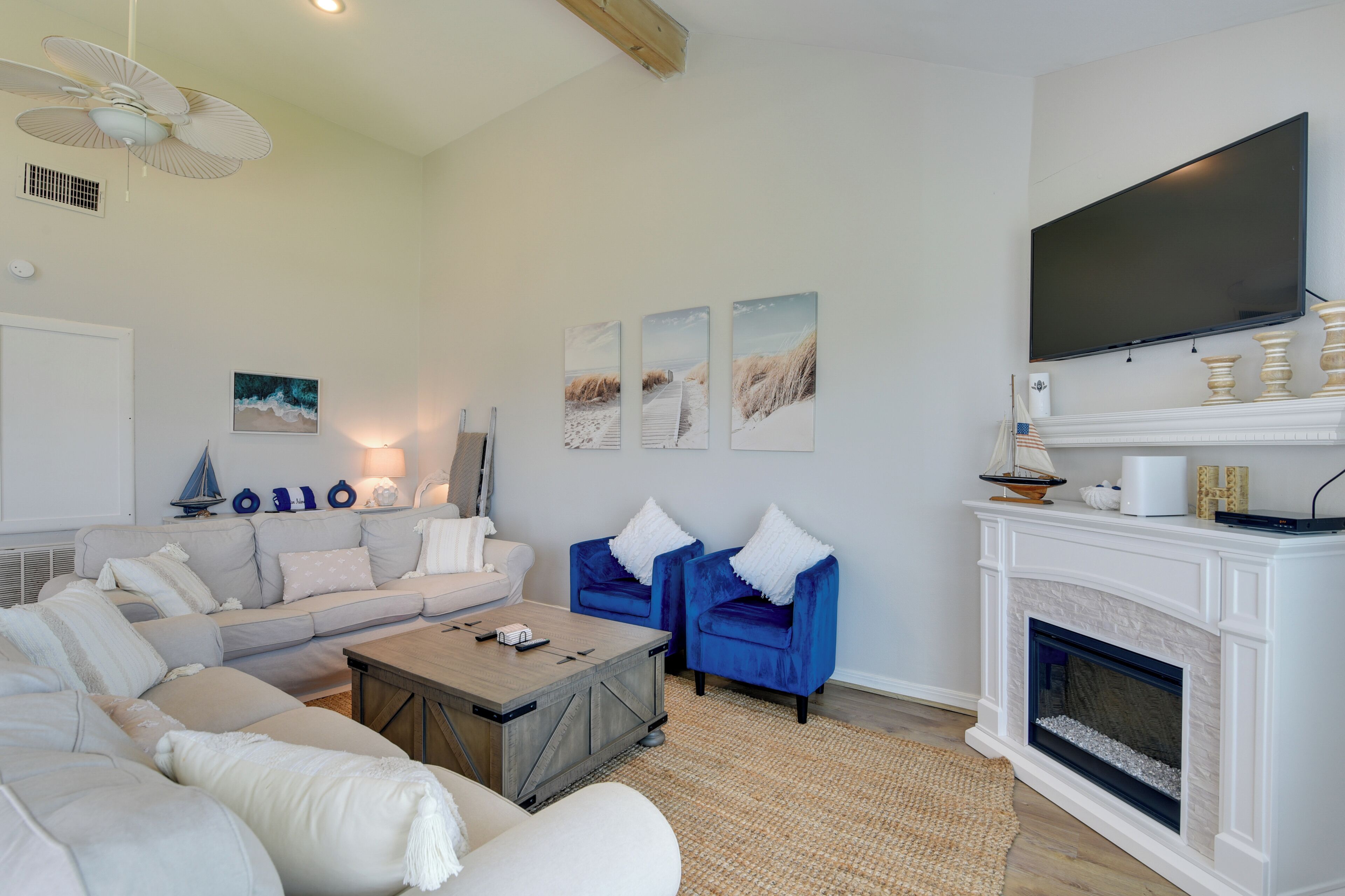 Galveston Townhome w/ Balconies: Walk to Beach!