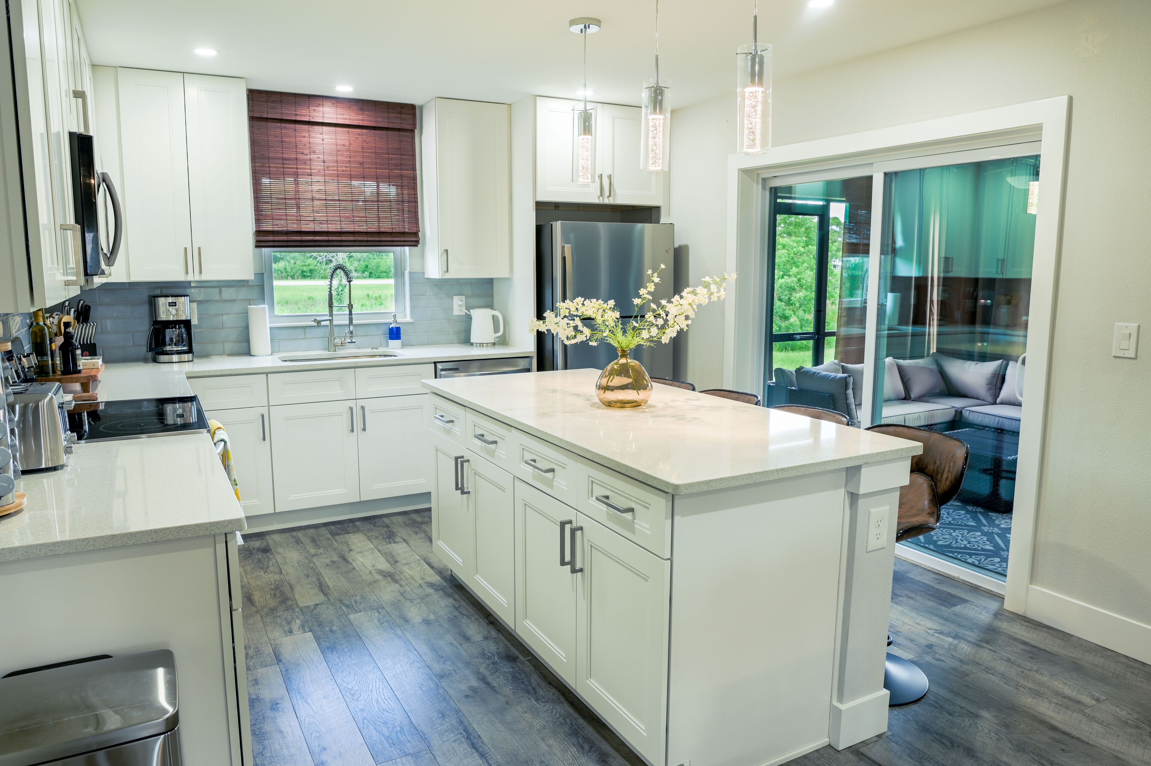 Réfrigérateur, four à micro-ondes, un four, surface de cuisson