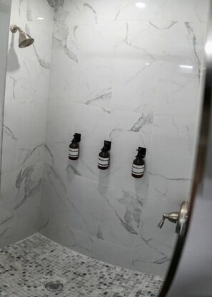 Dusche, Haartrockner, Handtücher, Seife