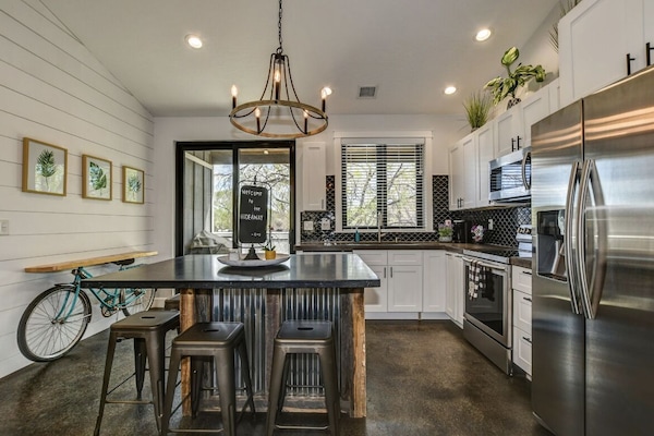 Køleskab, mikrobølgeovn, ovn, kogeplade