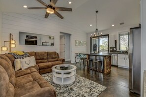 Smart TV, fireplace