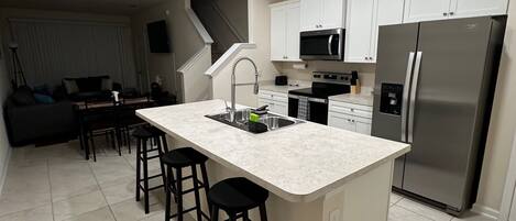 Kylskåp, mikrovågsugn, ugn och spishäll