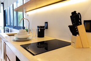 Cafetera o tetera y papel de cocina