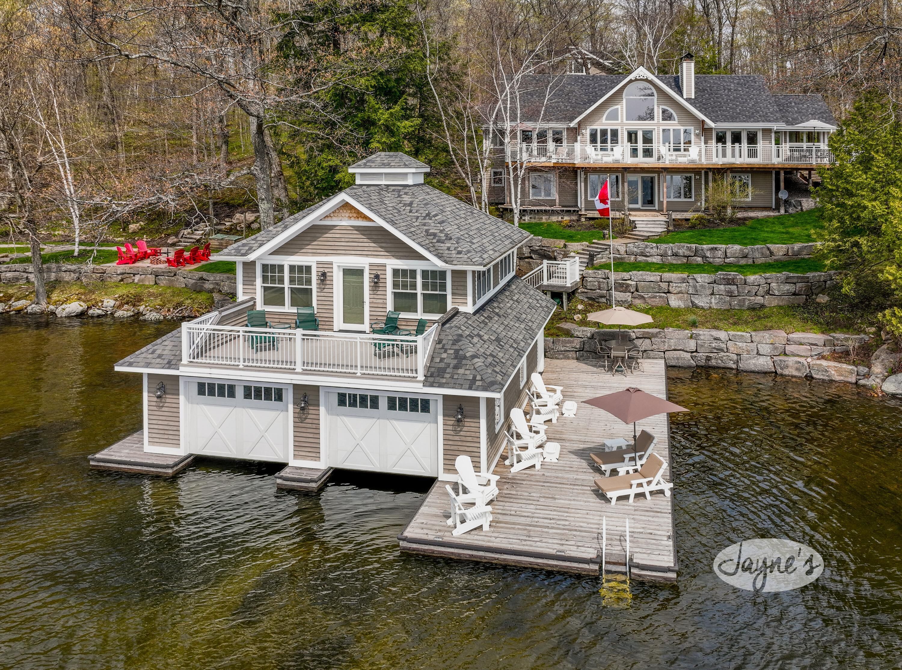 4 bed 4 bath cottage on Lake Rosseau minutes from Port Carling!