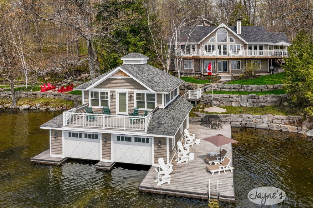 4 bed 4 bath cottage on Lake Rosseau minutes from Port Carling!