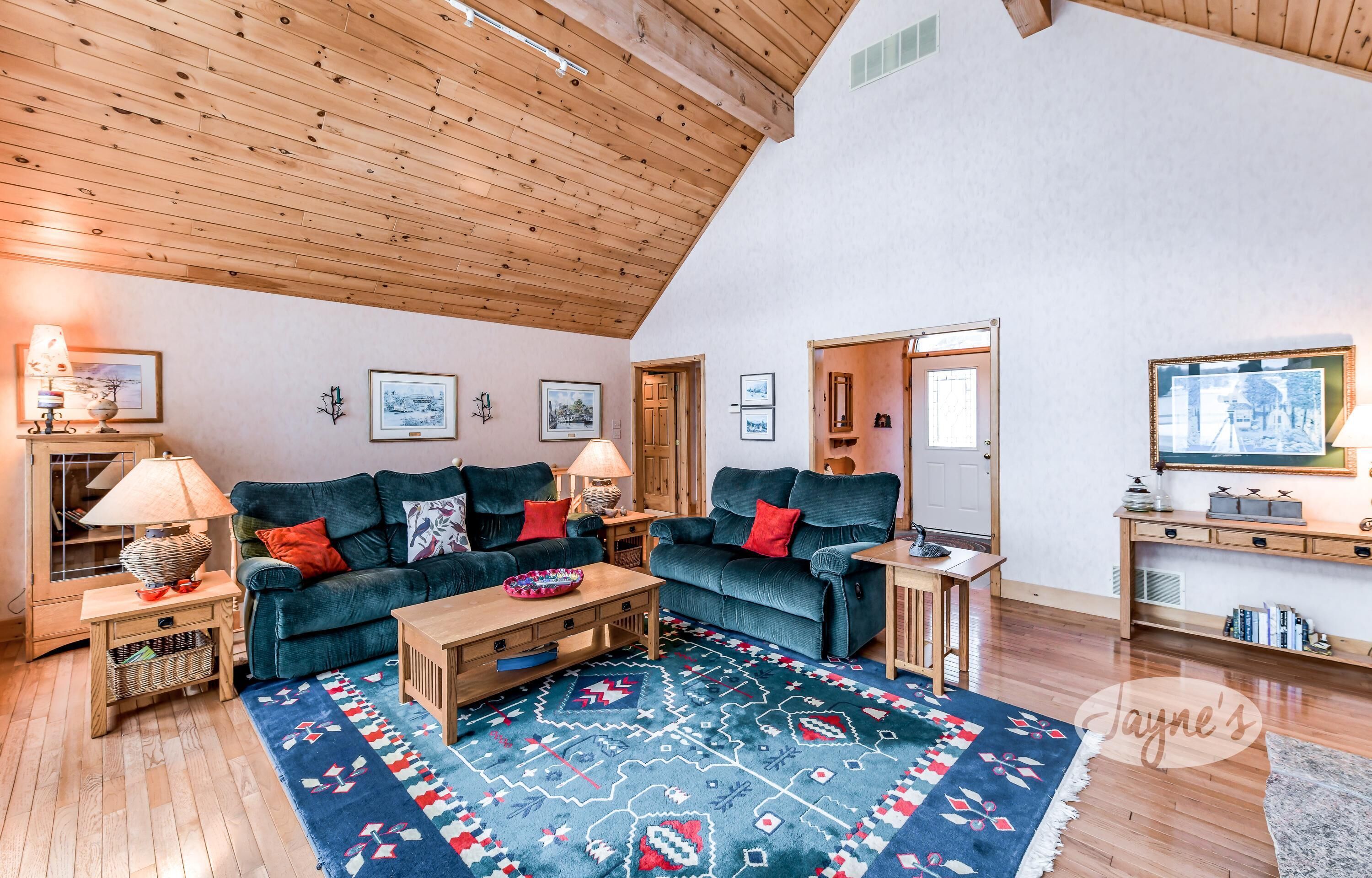 4 bed 4 bath cottage on Lake Rosseau minutes from Port Carling!