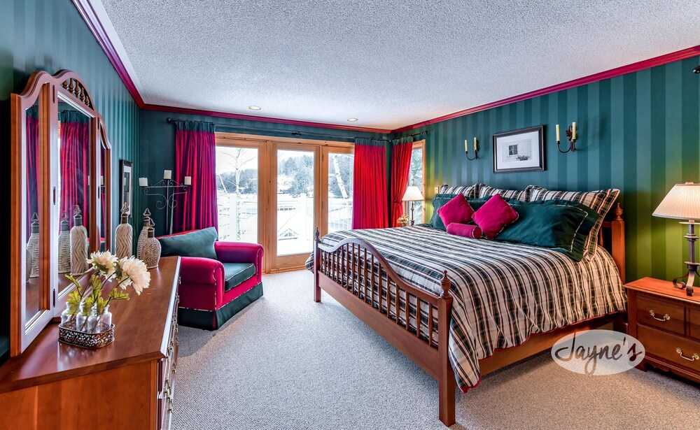 4 bed 4 bath cottage on Lake Rosseau minutes from Port Carling! Port