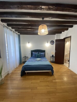 6 slaapkamers, een bureau, een strijkplank/strijkijzer, gratis wifi