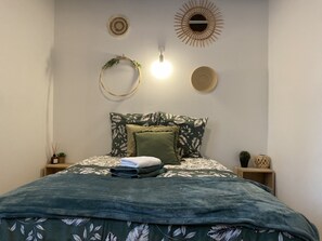 6 quartos, escrivaninha, ferros/tábuas de passar roupa