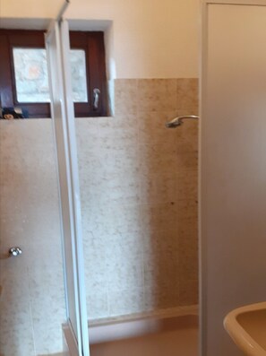Douche, séchoir à cheveux, bidet, serviettes fournies