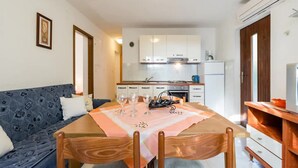Een knus verblijf met een eethoek, kitchenette en een bank.
