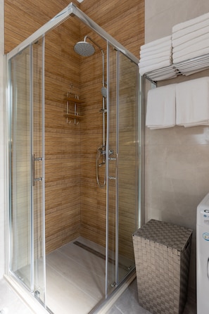 Badewanne, Haartrockner, Handtücher
