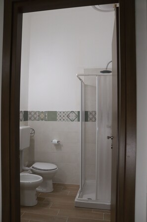 Douche, sèche-cheveux, bidet, serviettes fournies